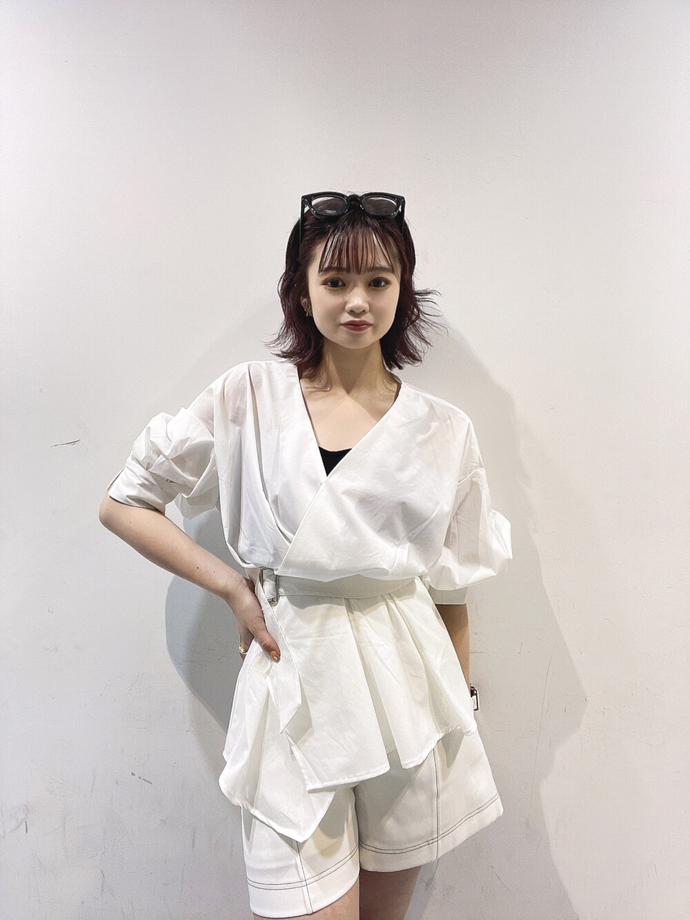 グリーン系のショルダーバッグ、ホワイト系のシャツ/ブラウス、ホワイト系のその他パンツを着用したレディースの夏コーディネートの2枚目の写真