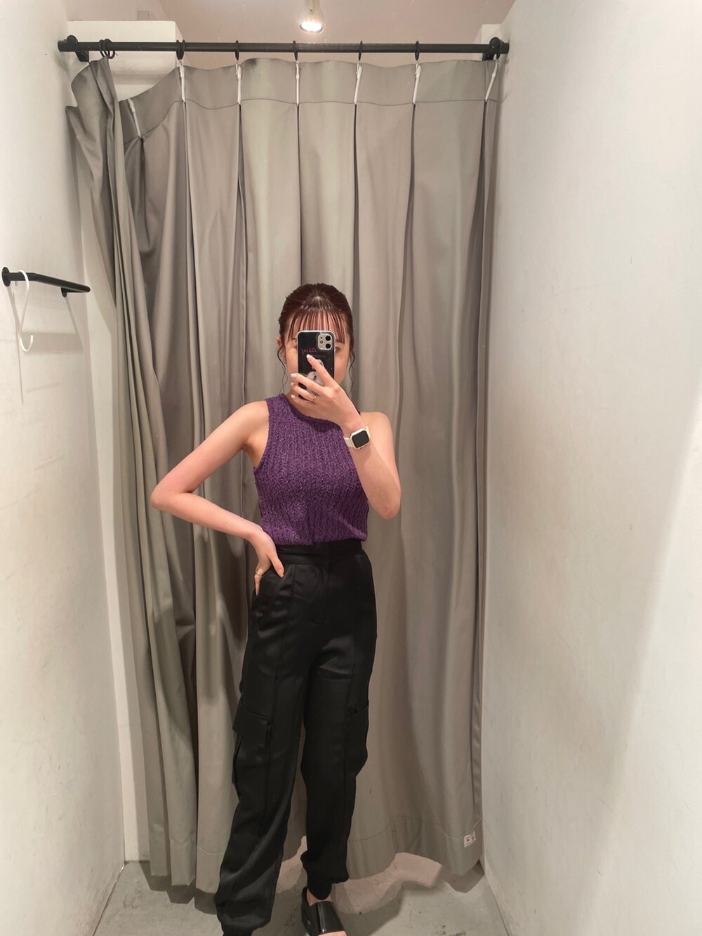 パープル系のタンクトップ、ブラック系のサンダル、ブラック系のスウェットパンツを着用したレディースの夏コーディネートの3枚目の写真