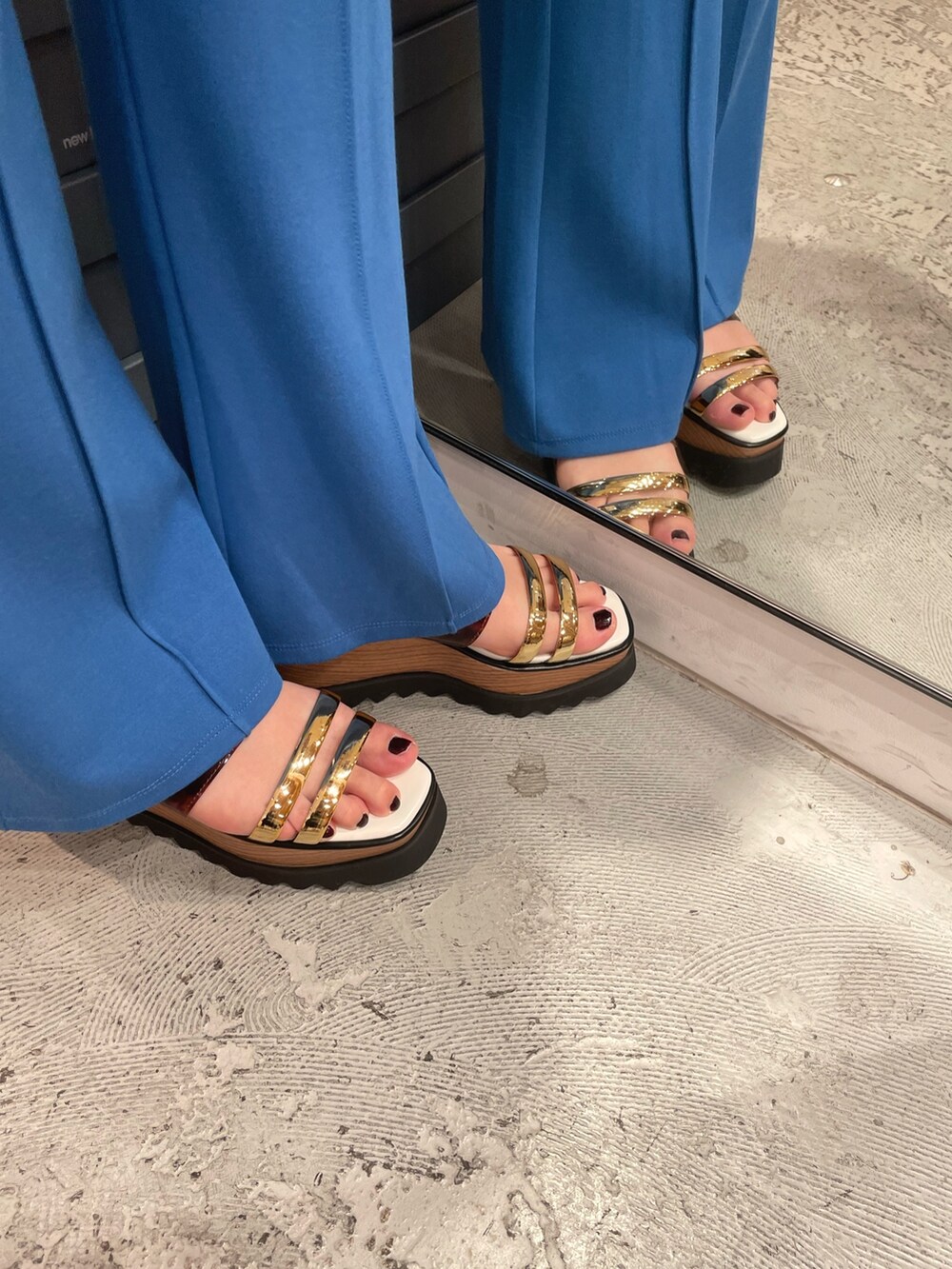 ブラック系のショルダーバッグ、ホワイト系のシャツ/ブラウス、その他のサンダルを着用したレディースの春コーディネートの7枚目の写真