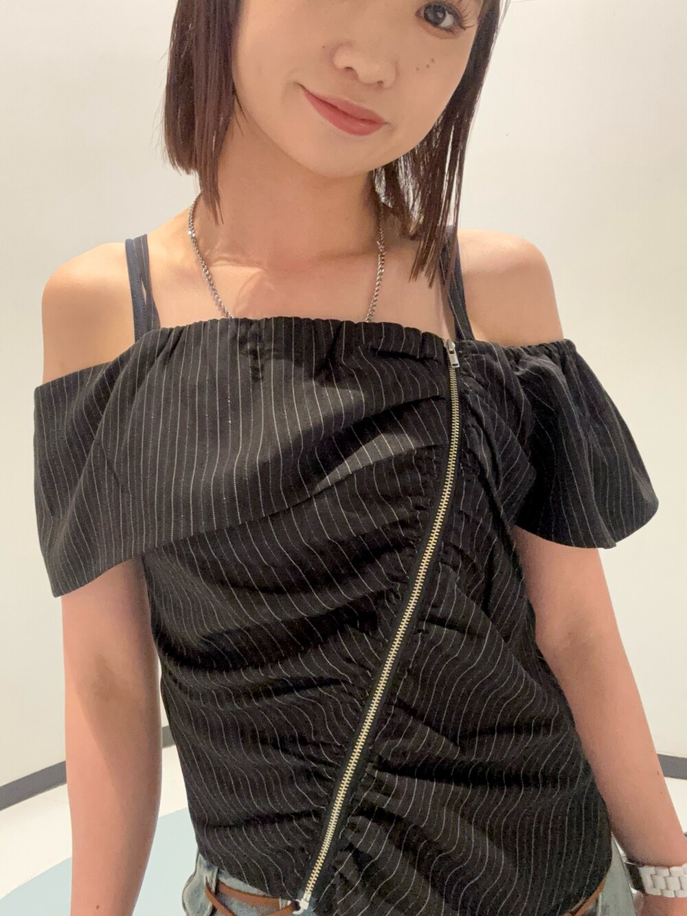 ブラック系のシャツ/ブラウス、ブルー系のデニムパンツ、ブラック系のサンダルを着用したレディースの夏コーディネートの4枚目の写真