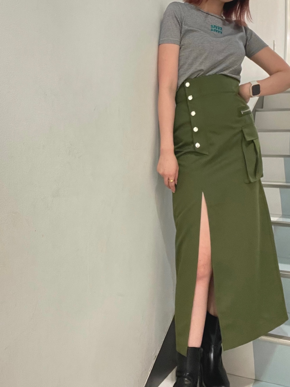 ベージュ系のスカート、その他のTシャツ/カットソー、ブラック系のブルゾンを着用したレディースの夏コーディネートの6枚目の写真