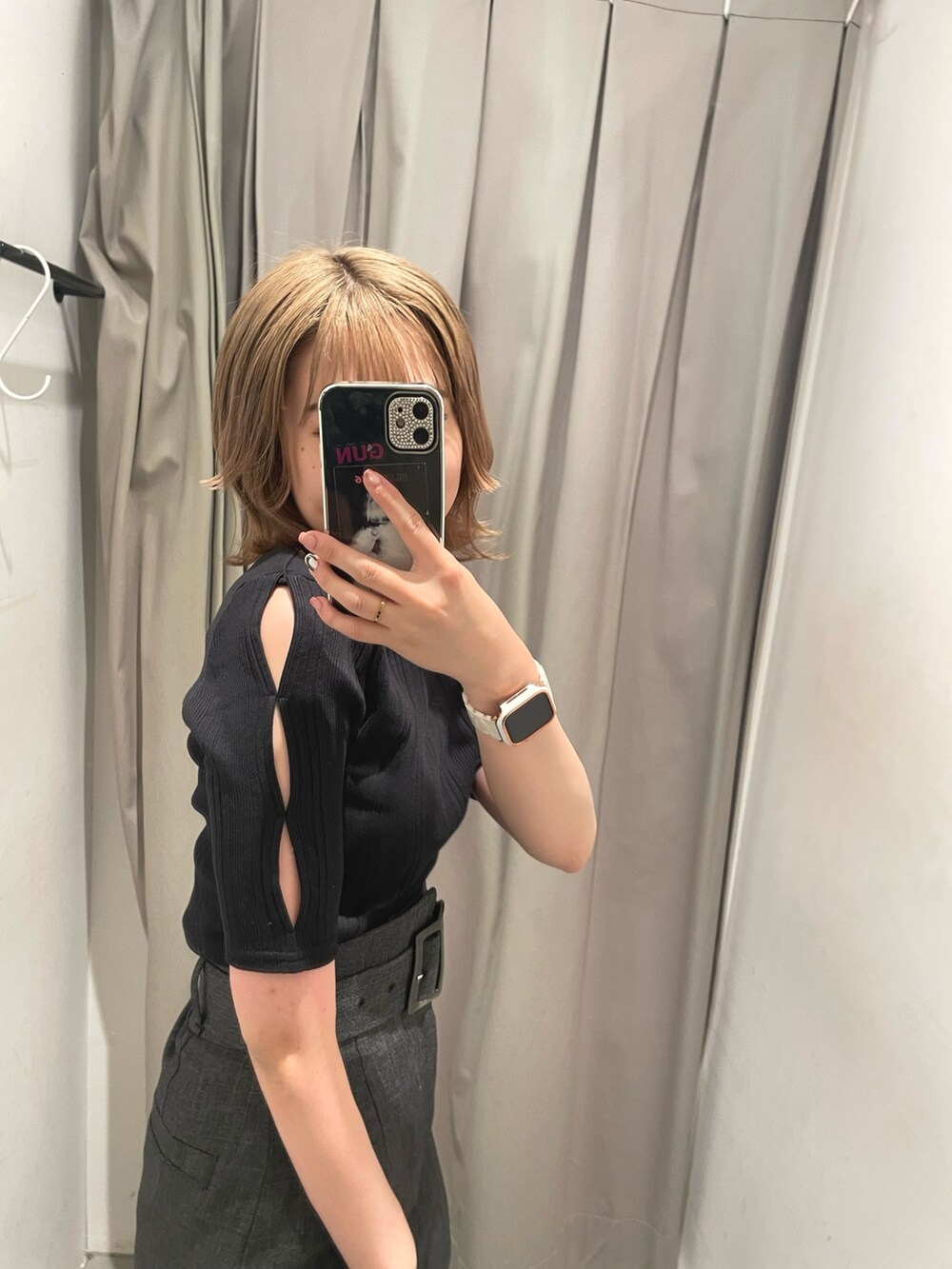 グレー系のスカート、ブラック系のTシャツ/カットソー、グレー系のテーラードジャケットを着用したレディースの秋コーディネートの5枚目の写真