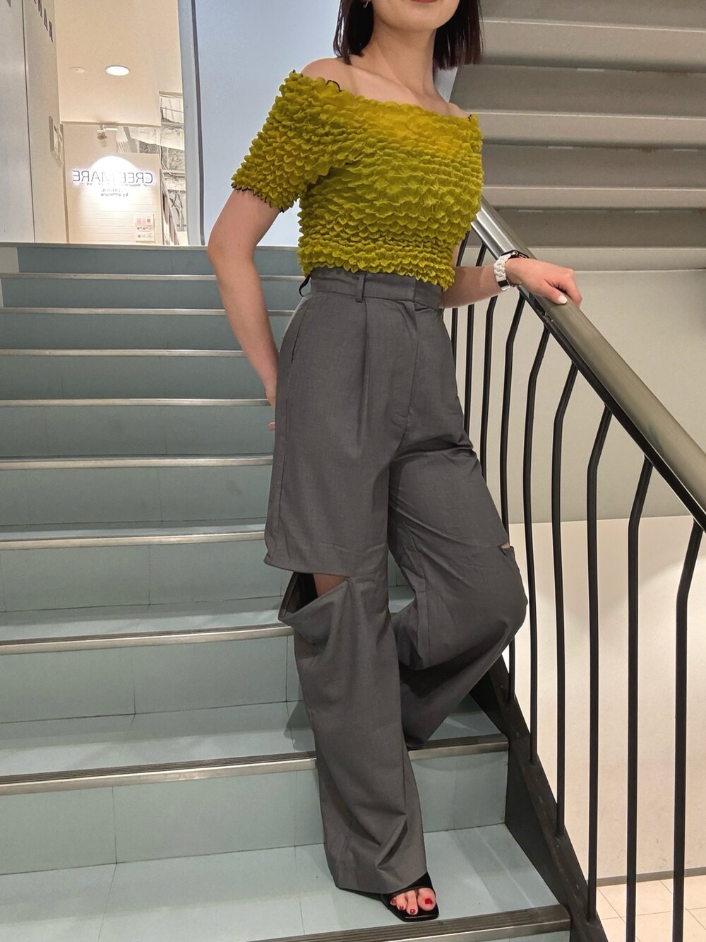 ブラック系のショルダーバッグ、ブラック系のサンダル、グレー系のその他パンツを着用したレディースの春コーディネートの5枚目の写真