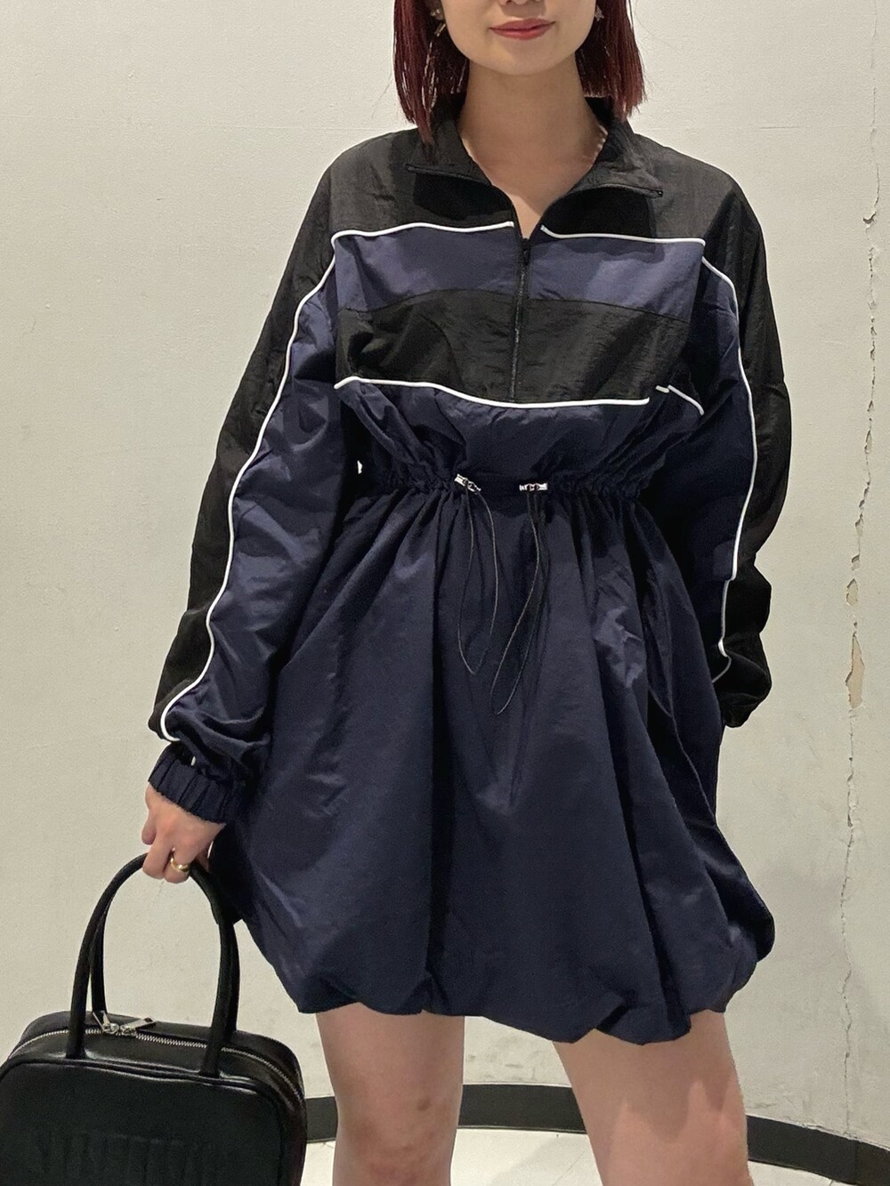 ブルー系のワンピース、ブラック系のブーツを着用したレディースの夏コーディネートの5枚目の写真