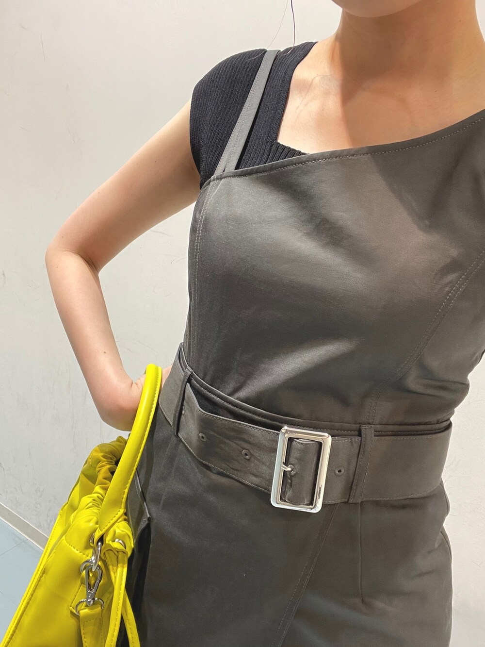 グレー系のワンピース、ブラック系のタンクトップ、イエロー系のハンドバッグを着用したレディースの夏コーディネートの4枚目の写真