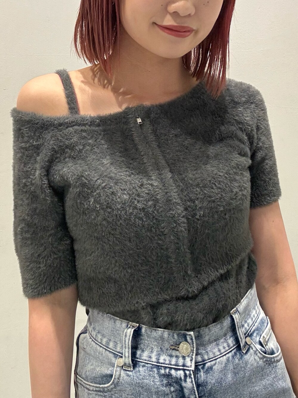 グレー系のニット/セーター、ブルー系のデニムパンツを着用したレディースの夏コーディネートの4枚目の写真