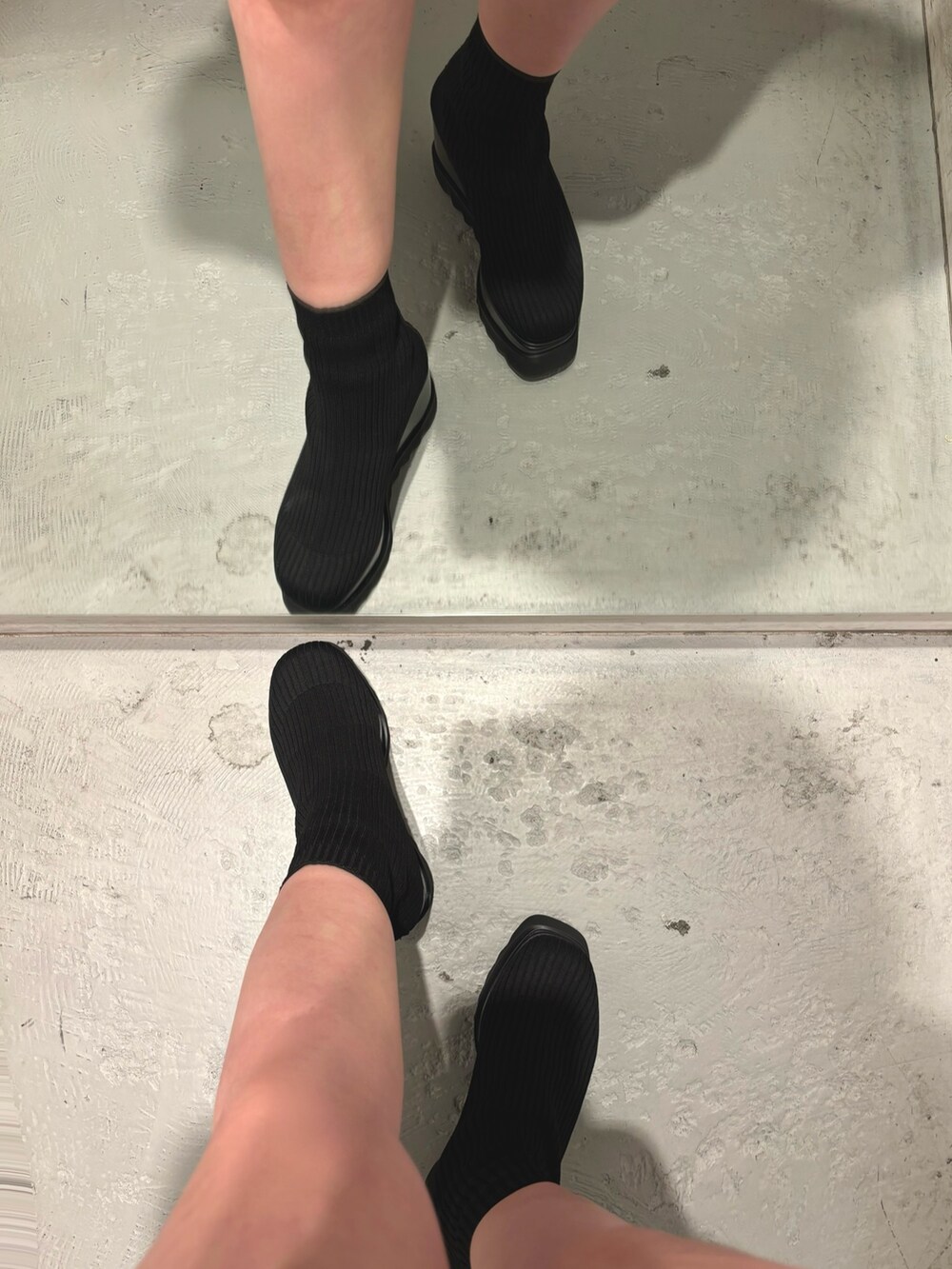 ブラック系のブーツ、ホワイト系のハンドバッグ、その他のベストを着用したレディースの冬コーディネートの7枚目の写真