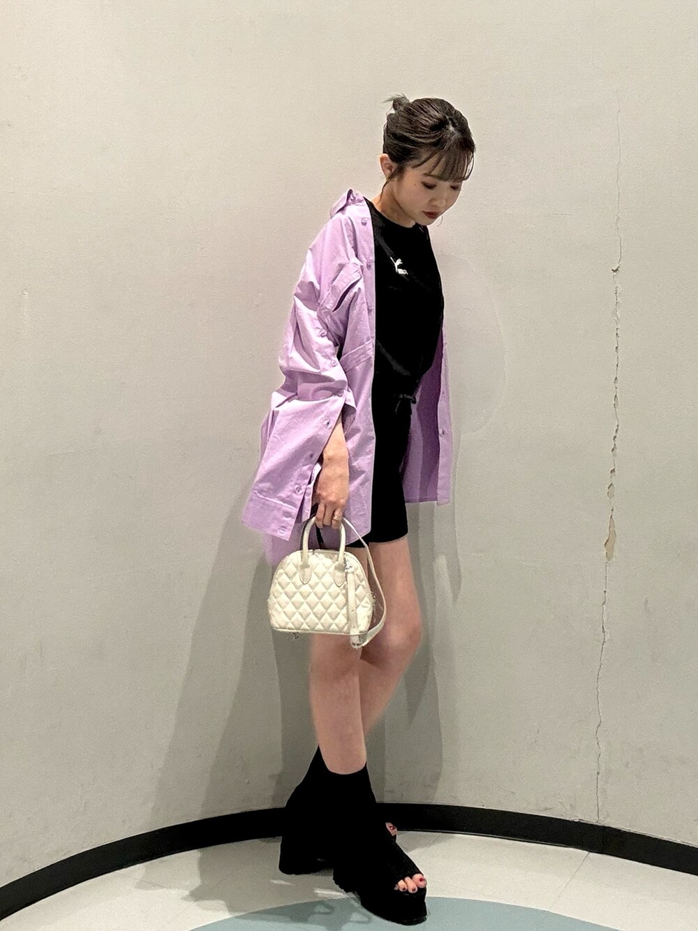 ピンク系のシャツ/ブラウス、ホワイト系のTシャツ/カットソー、ホワイト系のハンドバッグを着用したレディースの春コーディネートの2枚目の写真