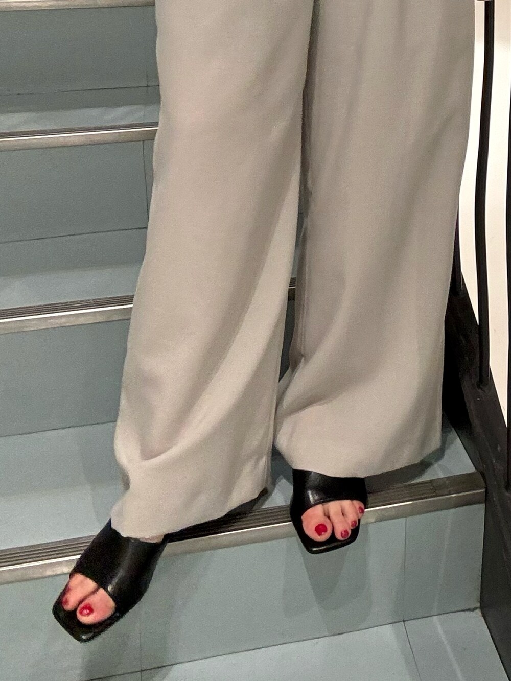 グレー系のニット/セーター、グレー系のその他パンツ、ピンク系のシャツ/ブラウスを着用したレディースの春コーディネートの6枚目の写真