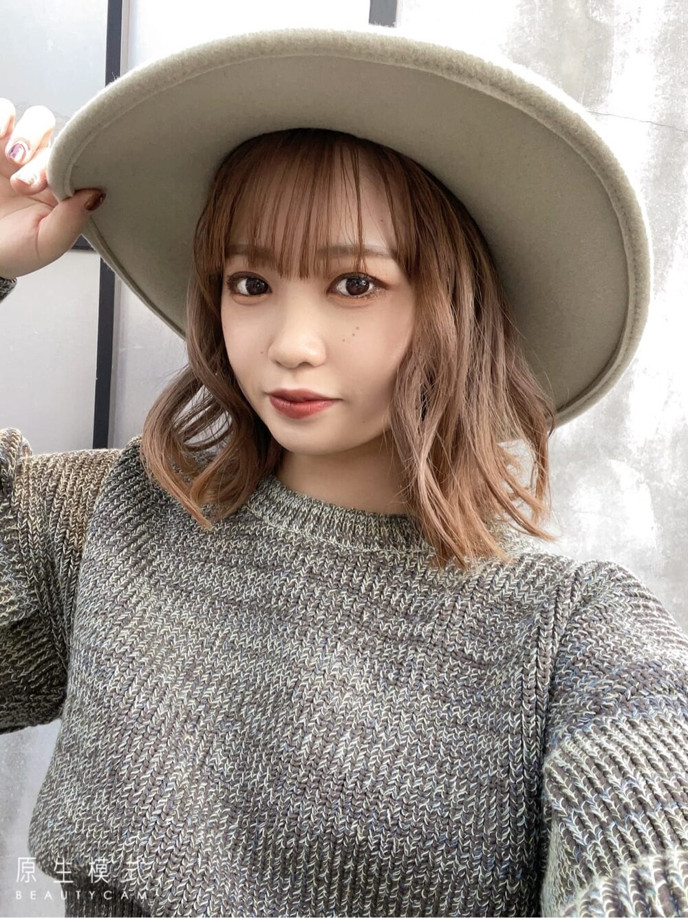 ホワイト系のカーディガン/ボレロ、ホワイト系のハンドバッグ、ブラック系のその他パンツを着用したレディースの冬コーディネートの4枚目の写真