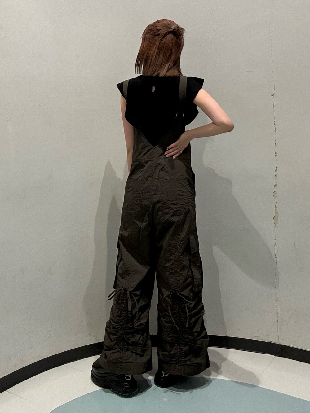 グレー系のつなぎ/オールインワン、ブラック系のニット/セーター、ブラック系のショルダーバッグを着用したレディースの夏コーディネートの3枚目の写真