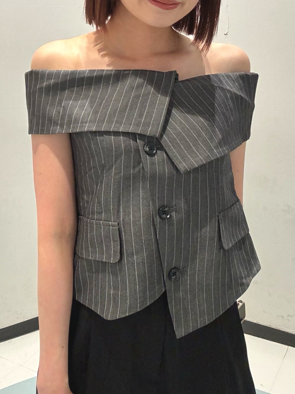 オレンジ系のショルダーバッグ、ブラック系のパンプス、ブラック系のその他パンツを着用したレディースの夏コーディネートの3枚目の写真