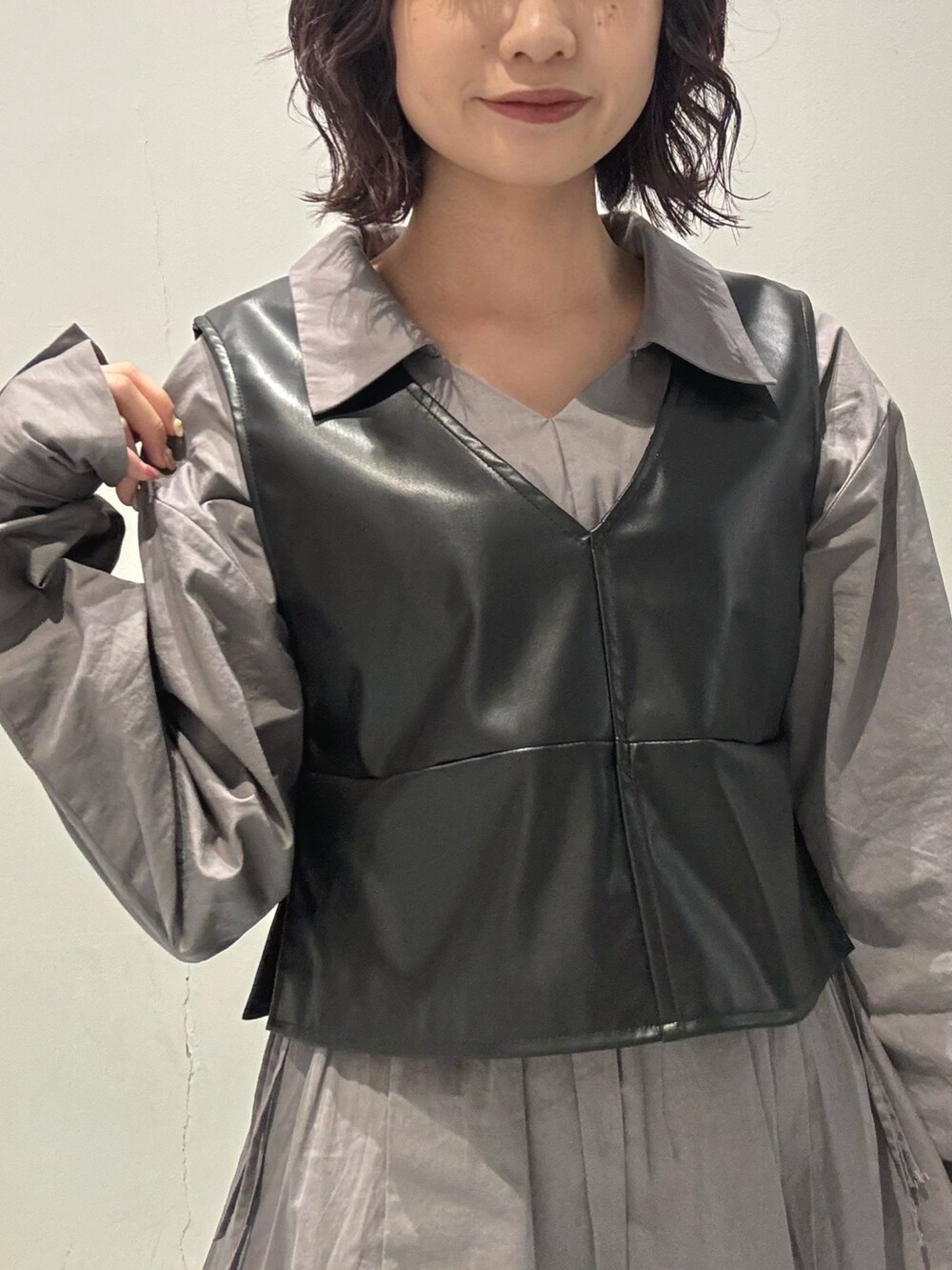 ブラック系のブーツ、グレー系のワンピースを着用したレディースの秋コーディネートの4枚目の写真