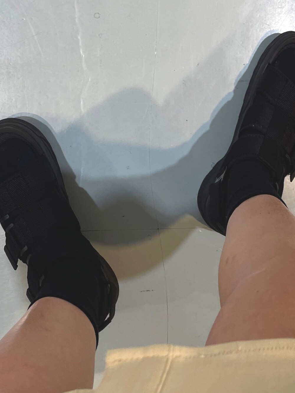 その他のショルダーバッグ、ホワイト系のワンピース、ブラック系のサンダルを着用したレディースの春コーディネートの7枚目の写真