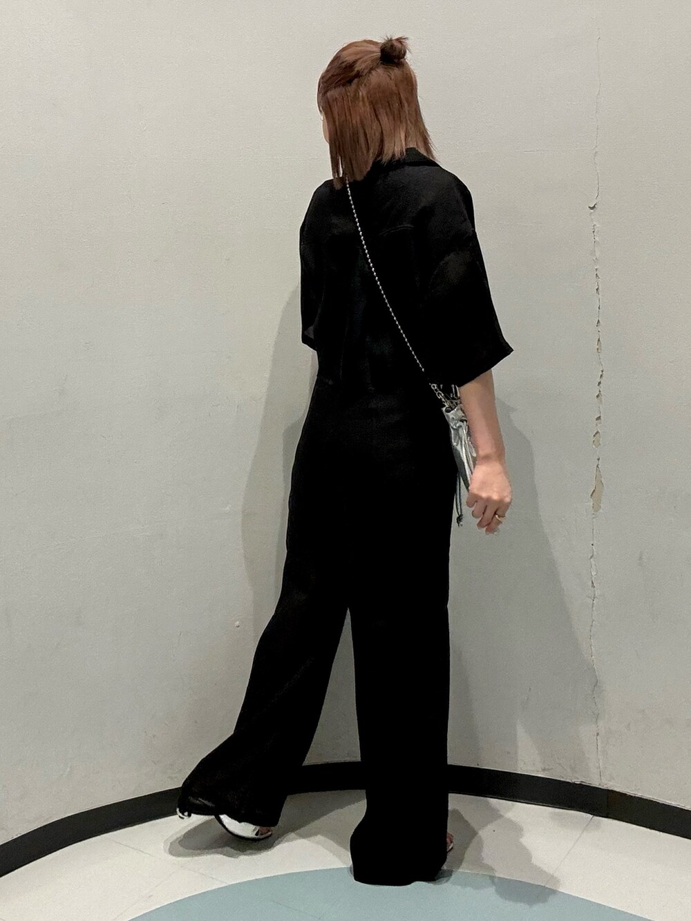 ブラック系のその他パンツ、ブラック系のシャツ/ブラウス、ブルー系のニット/セーターを着用したレディースの夏コーディネートの3枚目の写真