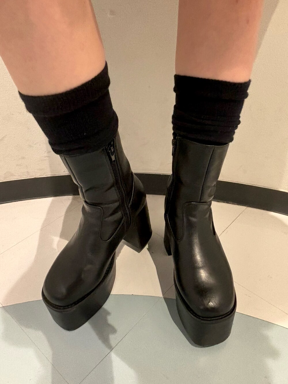 その他のスカート、ブラック系のブーツ、その他のテーラードジャケットを着用したレディースの秋コーディネートの7枚目の写真