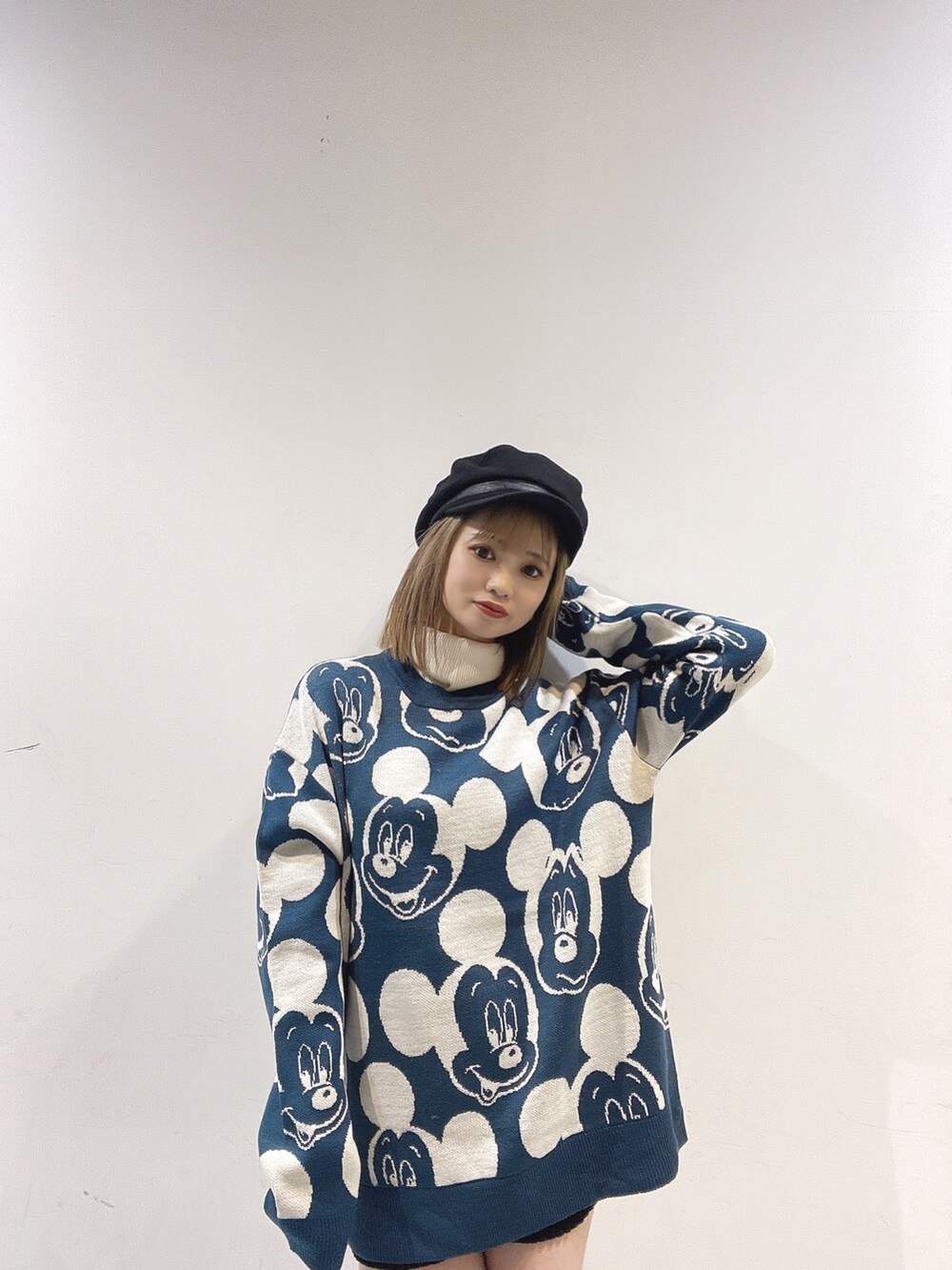 ブラック系のその他パンツ、ホワイト系のニット/セーター、ブルー系のニット/セーターを着用したレディースの秋コーディネートの3枚目の写真