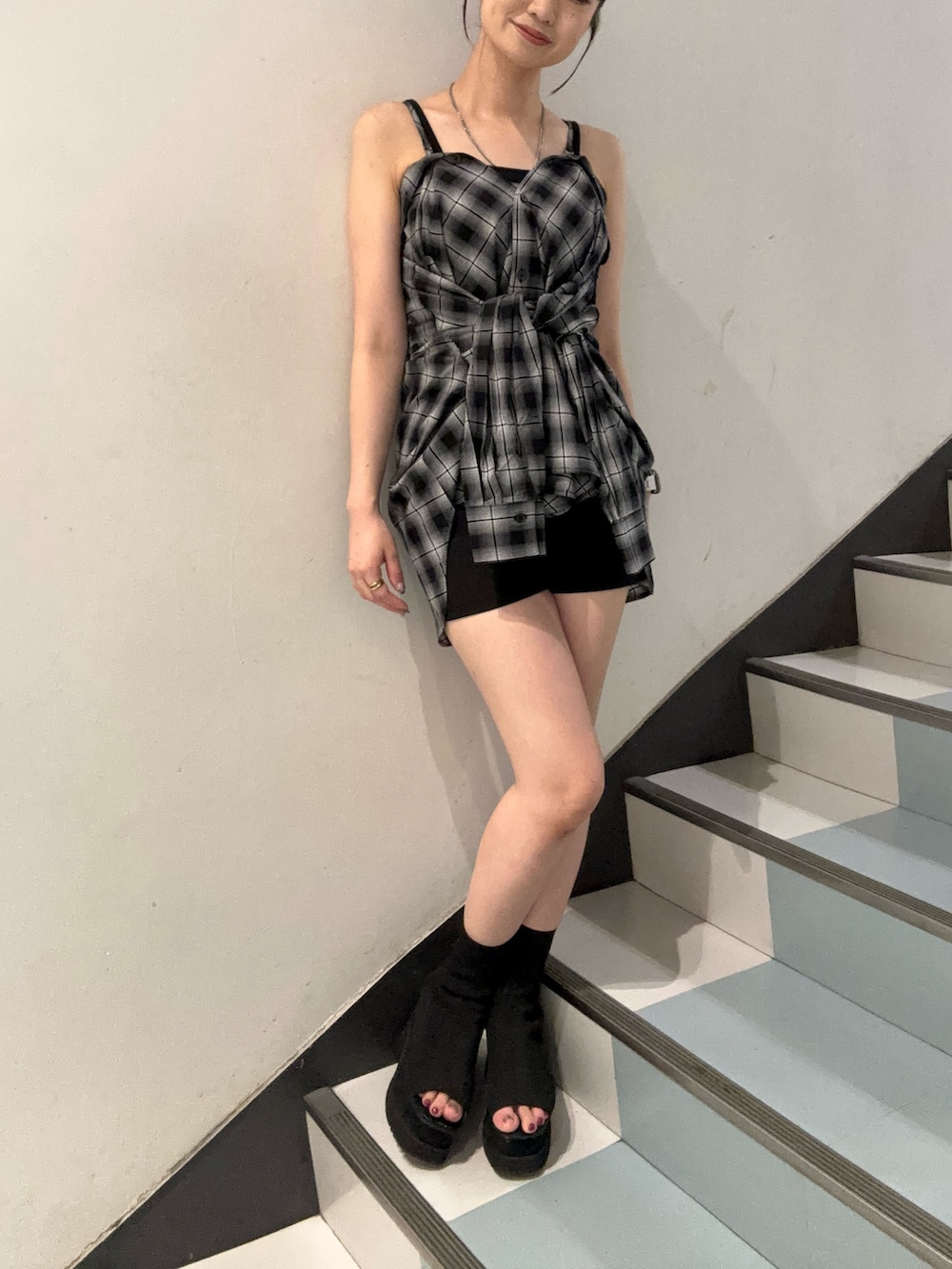 ブラック系のサンダル、ブラック系のシャツ/ブラウス、ブラック系のその他パンツを着用したレディースの夏コーディネートの5枚目の写真