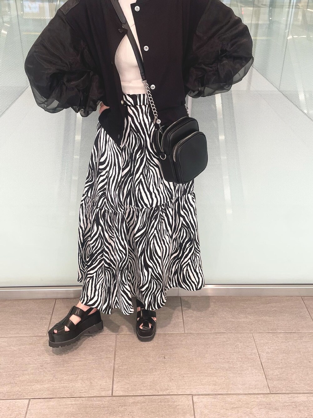 ブラック系のブルゾン、ブラック系のサンダル、ブラック系のショルダーバッグを着用したレディースの春コーディネートの4枚目の写真