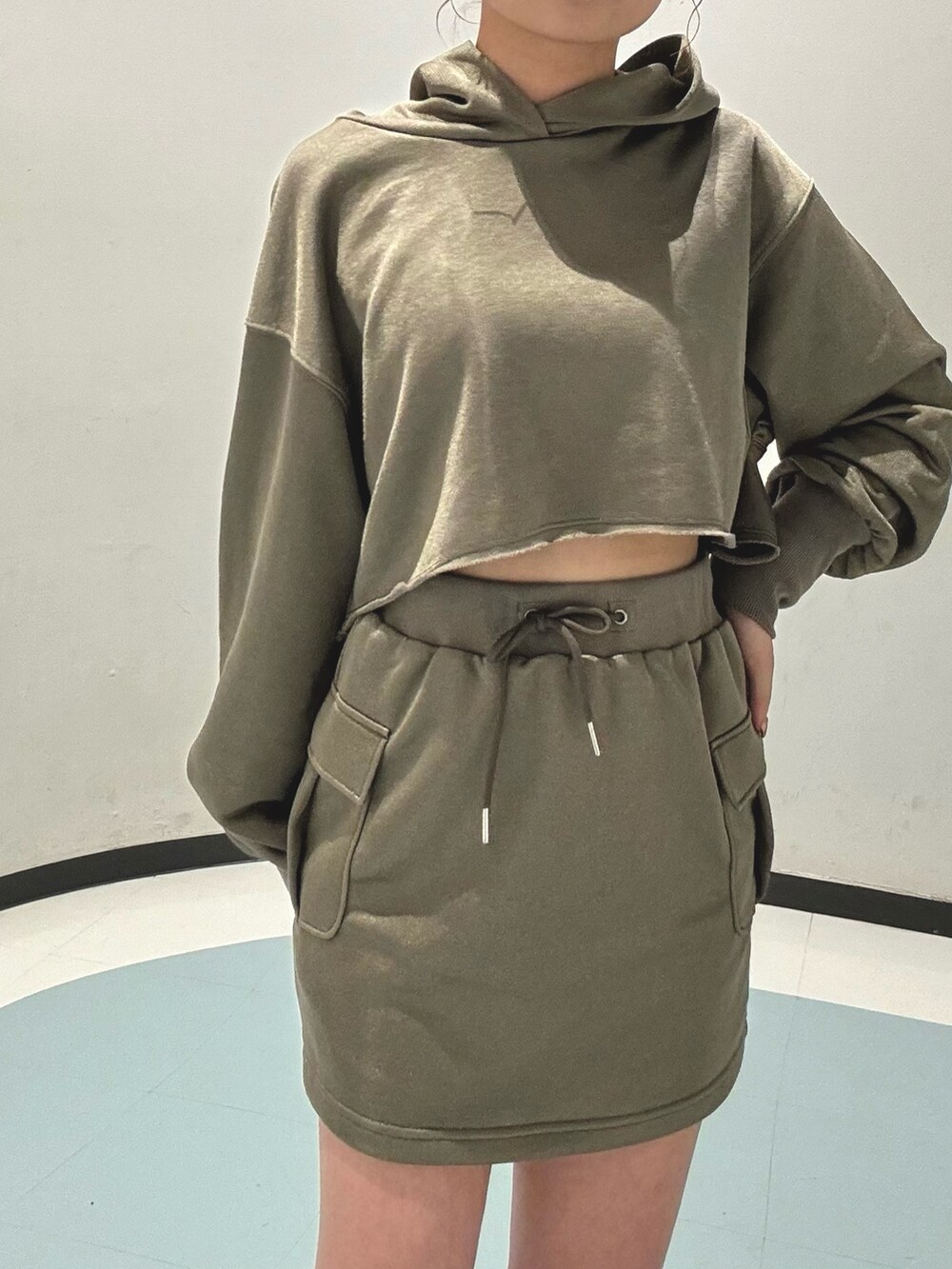 ブラック系のショルダーバッグ、ブラウン系のスカート、ブラウン系のTシャツ/カットソーを着用したレディースの冬コーディネートの5枚目の写真