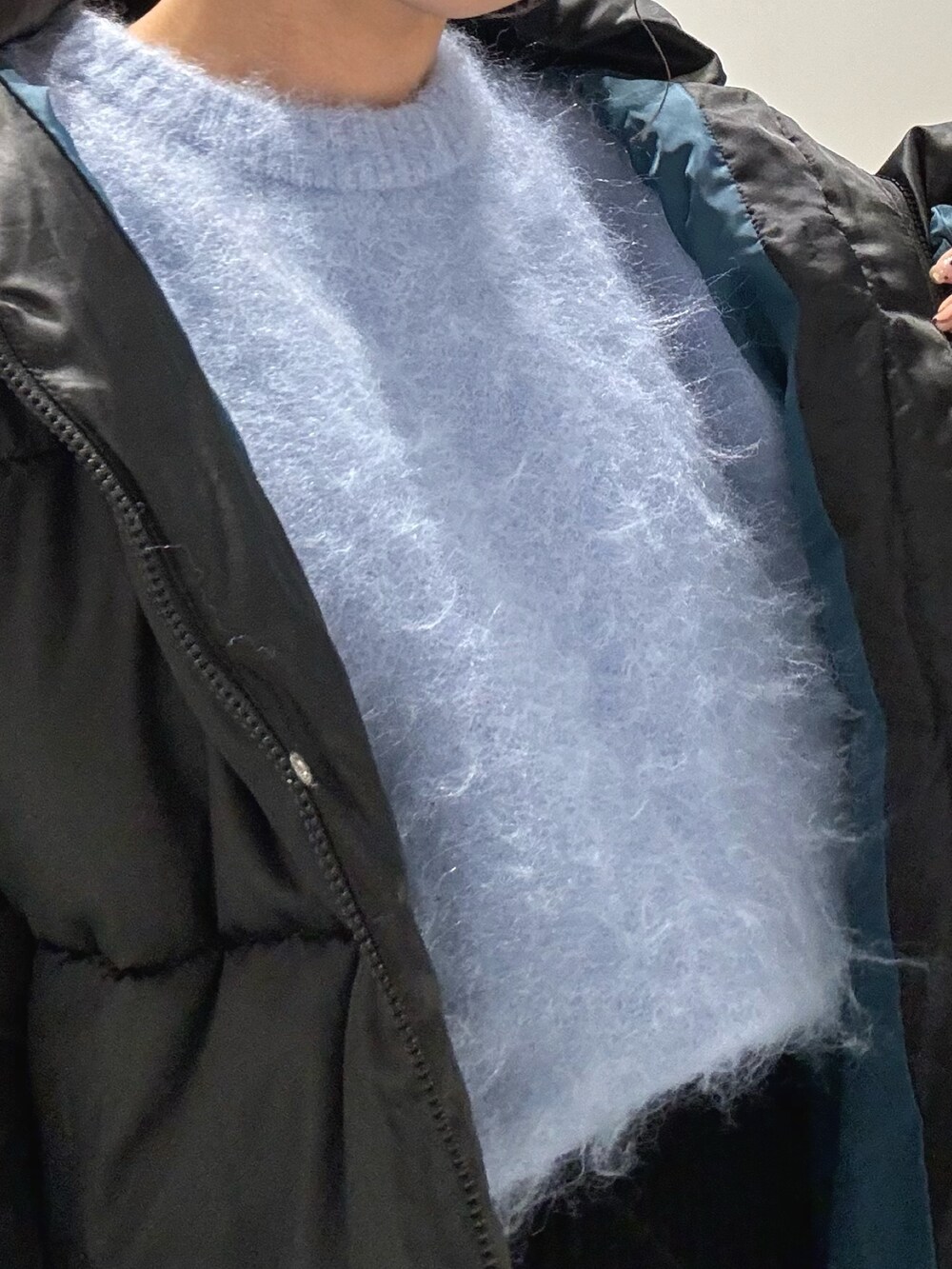 ブラック系のハンドバッグ、ブラック系のブルゾン、ブルー系のニット/セーターを着用したレディースの冬コーディネートの5枚目の写真