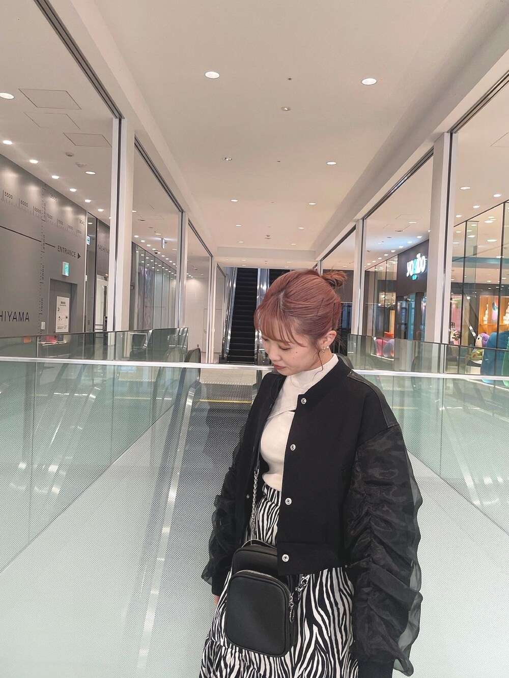 ブラック系のブルゾン、ブラック系のサンダル、ブラック系のショルダーバッグを着用したレディースの春コーディネートの2枚目の写真