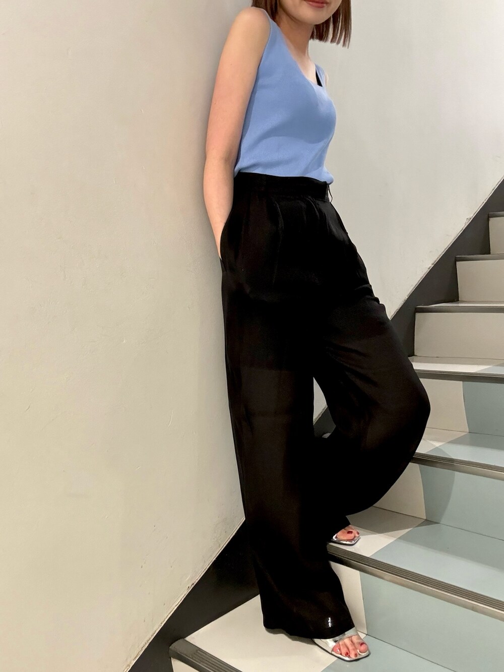 ブラック系のその他パンツ、ブラック系のシャツ/ブラウス、ブルー系のニット/セーターを着用したレディースの夏コーディネートの5枚目の写真