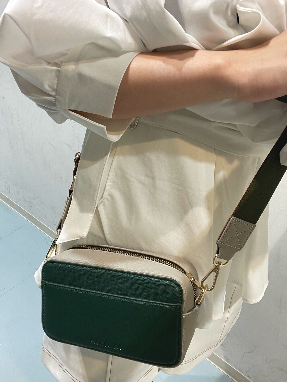グリーン系のショルダーバッグ、ホワイト系のシャツ/ブラウス、ホワイト系のその他パンツを着用したレディースの夏コーディネートの5枚目の写真