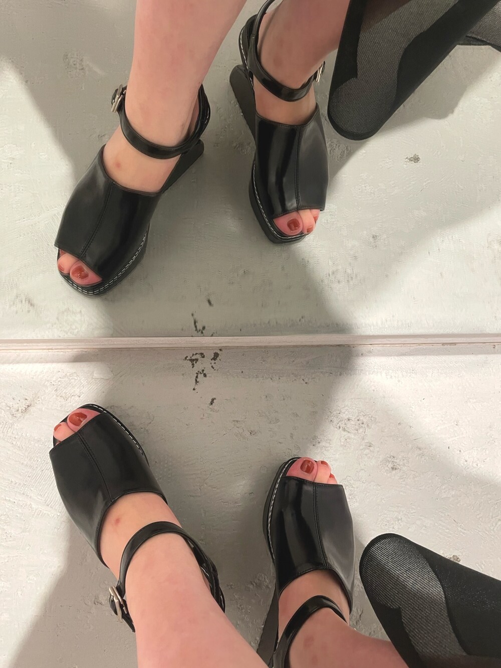 ブラック系のサンダル、ブラック系のワンピース、ベージュ系のシャツ/ブラウスを着用したレディースの夏コーディネートの7枚目の写真