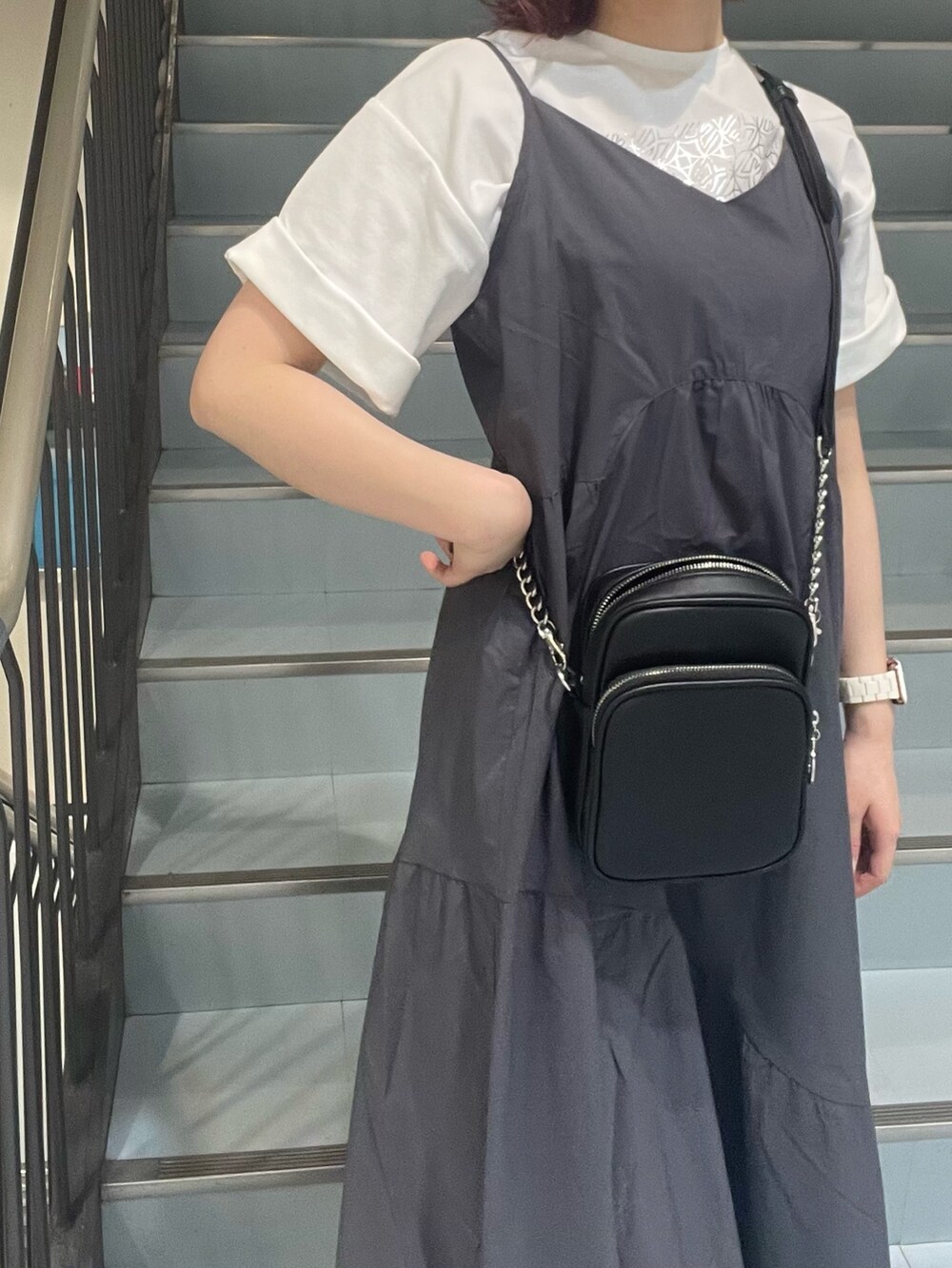 ホワイト系のTシャツ/カットソー、グレー系のワンピース、ブラウン系のサンダルを着用したレディースの春コーディネートの4枚目の写真