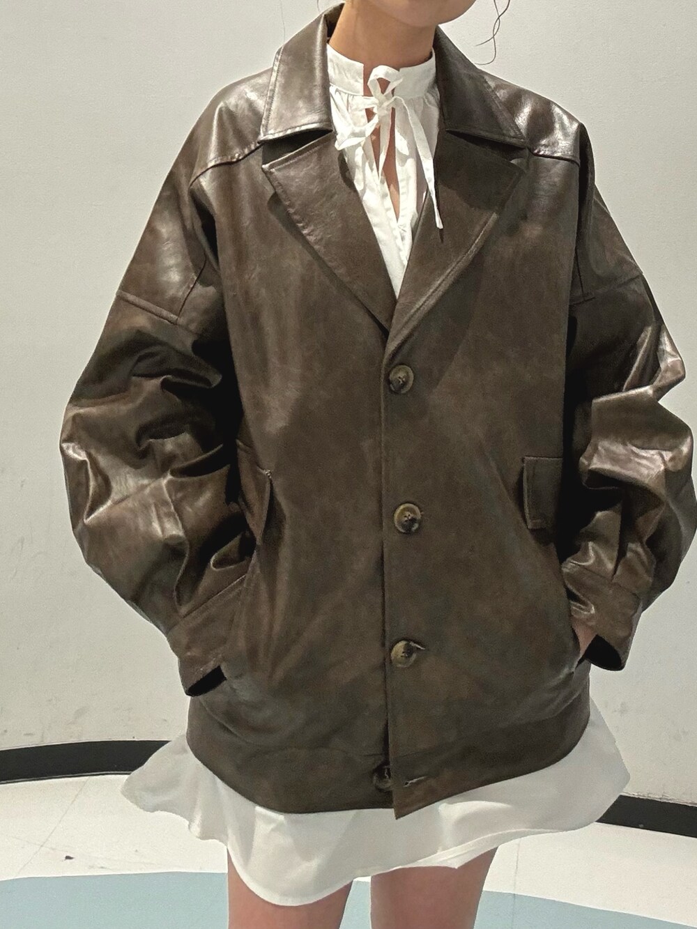 ブラウン系のブルゾン、グレー系のその他パンツ、ブラック系のハンドバッグを着用したレディースの冬コーディネートの5枚目の写真