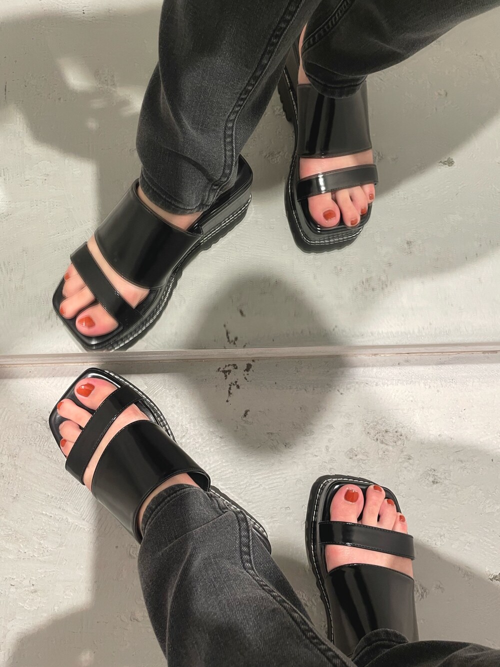 ブラック系のショルダーバッグ、グリーン系のタンクトップ、グレー系のデニムパンツを着用したレディースの夏コーディネートの7枚目の写真