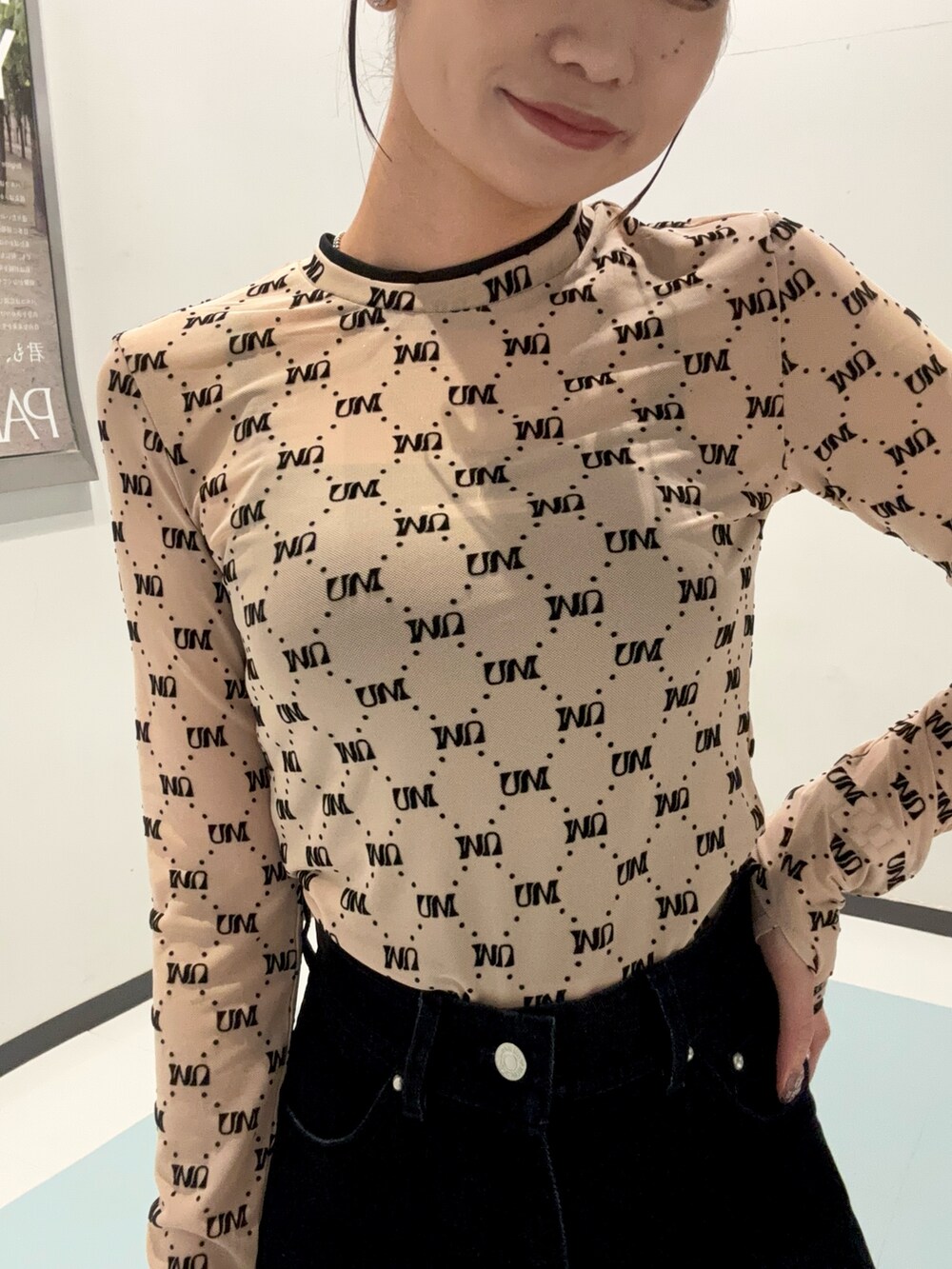 ブラック系のデニムパンツ、ベージュ系のTシャツ/カットソー、ブラック系のサンダルを着用したレディースの夏コーディネートの4枚目の写真