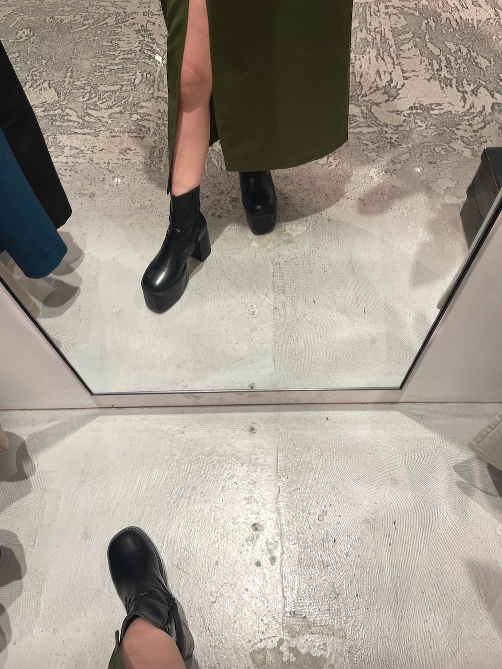 ベージュ系のスカート、その他のTシャツ/カットソー、ブラック系のブルゾンを着用したレディースの夏コーディネートの7枚目の写真