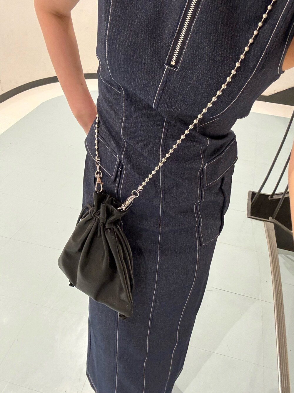 ブルー系のワンピース、ホワイト系のシャツ/ブラウス、ブラック系のショルダーバッグを着用したレディースの春コーディネートの6枚目の写真