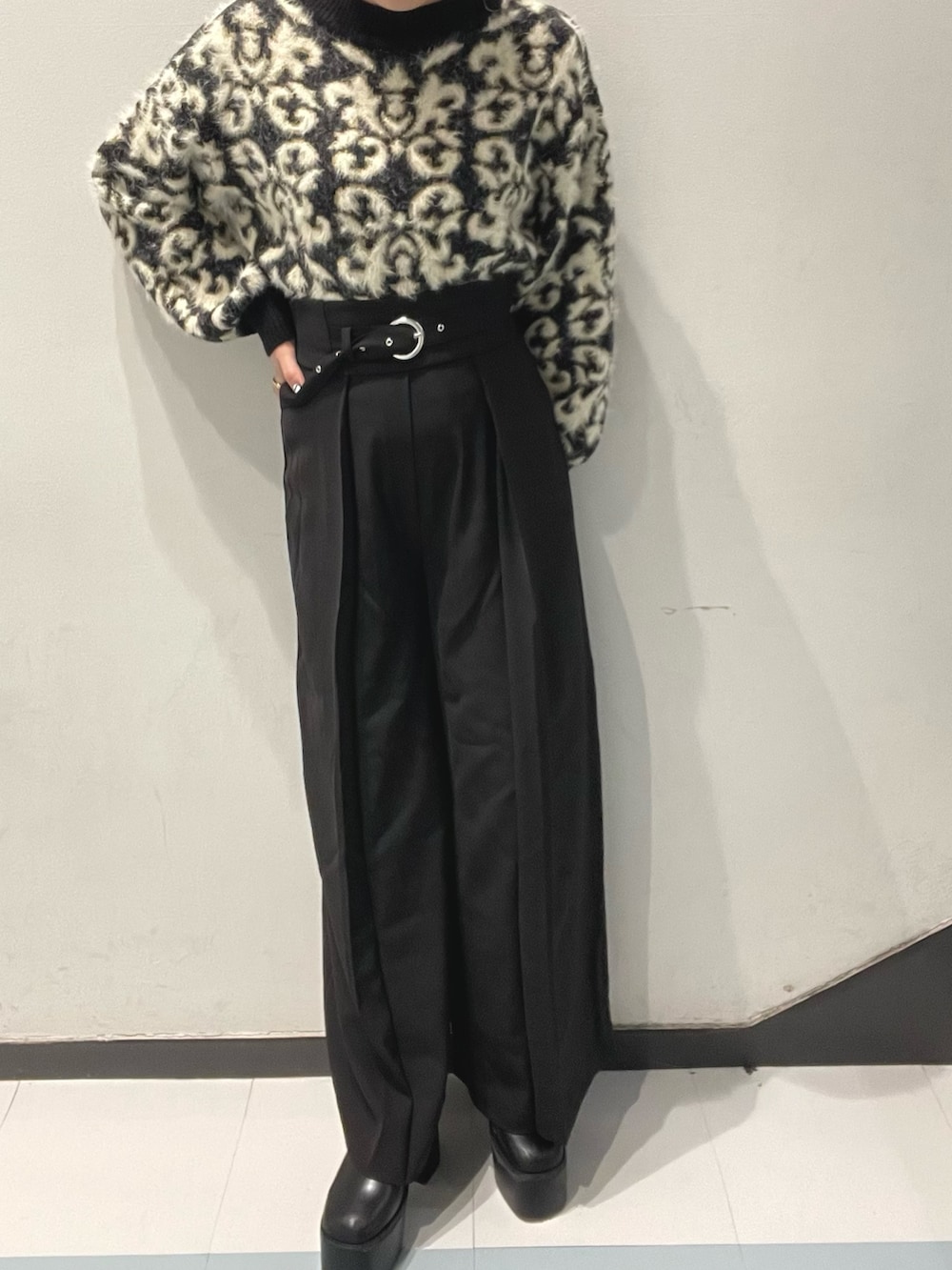 ブラック系のニット/セーター、ブラック系のその他パンツを着用したレディースの秋コーディネートの6枚目の写真