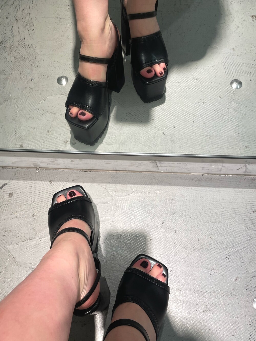 その他のニット/セーター、ブラック系のスラックス、ブラック系のサンダルを着用したレディースの春コーディネートの7枚目の写真