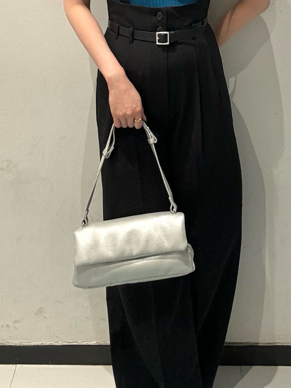 ブラック系のその他パンツ、ブルー系のニット/セーター、ブラック系のサンダルを着用したレディースの夏コーディネートの5枚目の写真