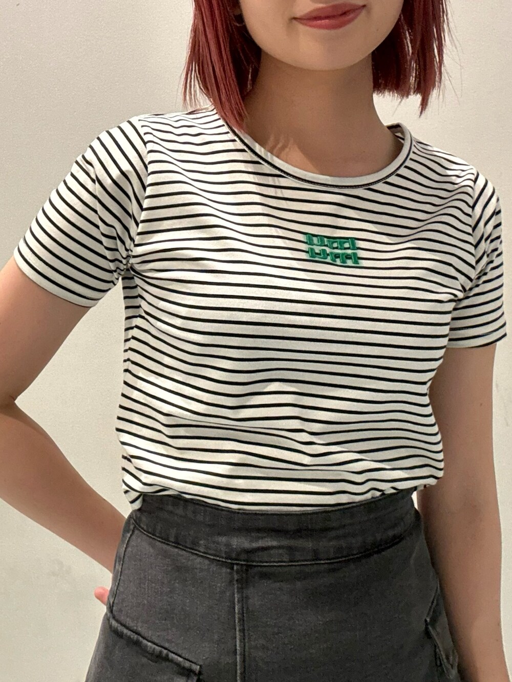 ブラック系のスカート、ブラック系のデニムジャケット、その他のTシャツ/カットソーを着用したレディースの夏コーディネートの6枚目の写真