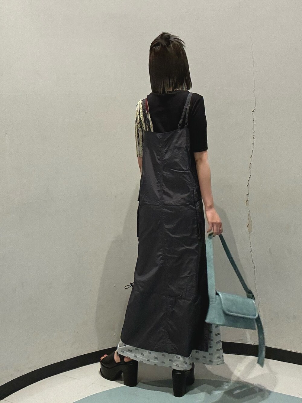 ブルー系のショルダーバッグ、ブラック系のTシャツ/カットソー、グレー系のワンピースを着用したレディースの春コーディネートの3枚目の写真