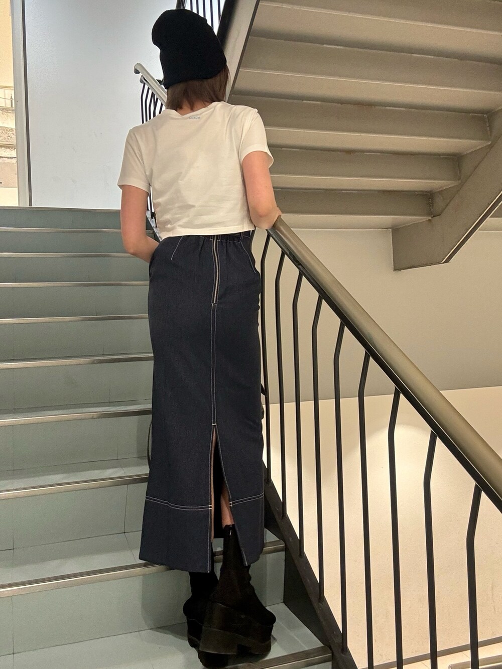 ホワイト系のTシャツ/カットソー、ブルー系のスカート、グレー系のショルダーバッグを着用したレディースの春コーディネートの5枚目の写真