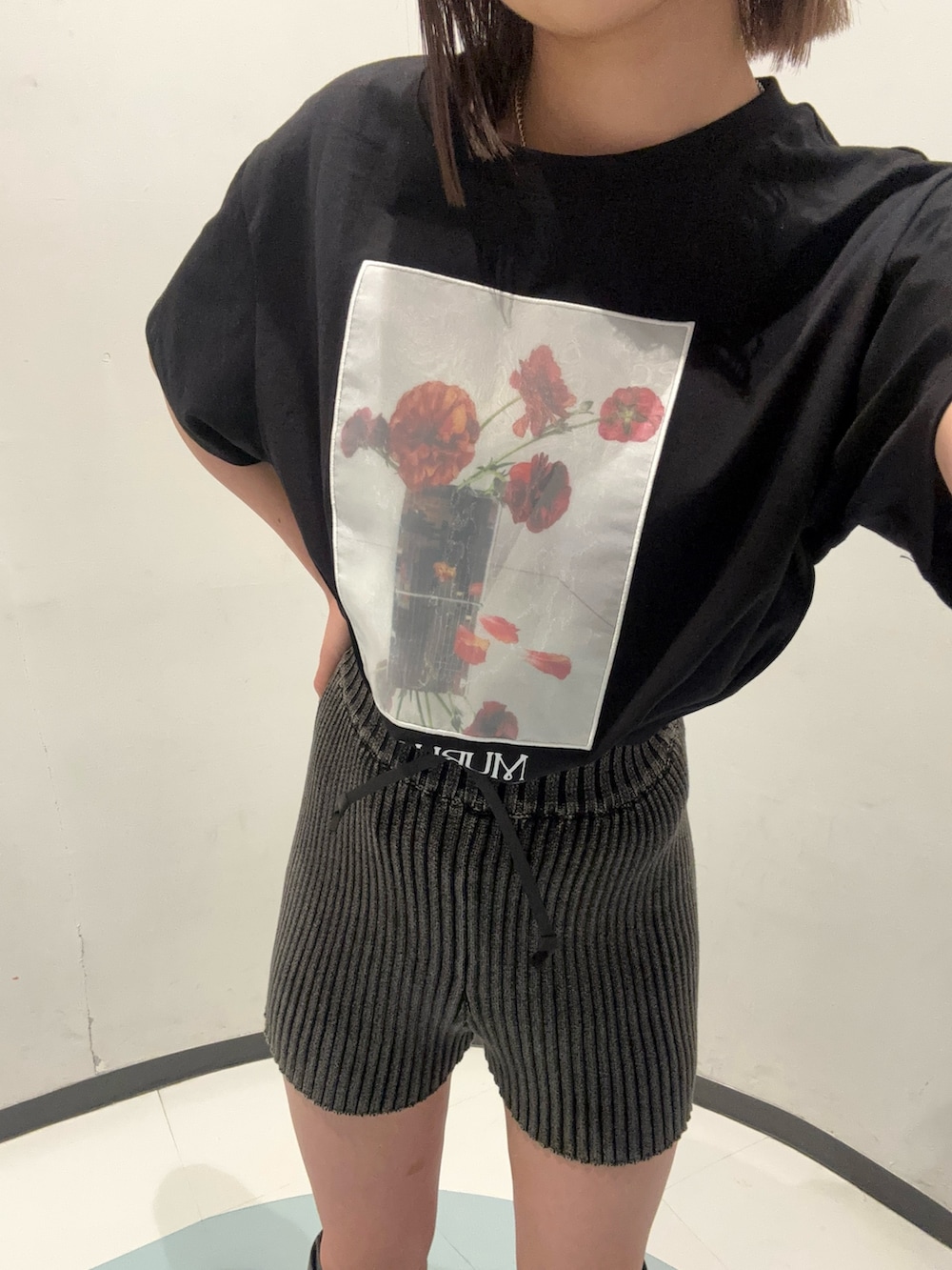 ブラック系のTシャツ/カットソー、ブラウン系のその他パンツ、ブラック系のブーツを着用したレディースの夏コーディネートの6枚目の写真