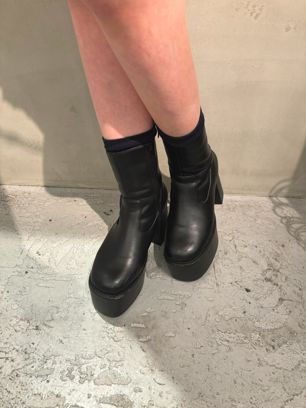 ブラック系のハンドバッグ、ブラック系のニット/セーター、ブラック系のワンピースを着用したレディースの冬コーディネートの7枚目の写真