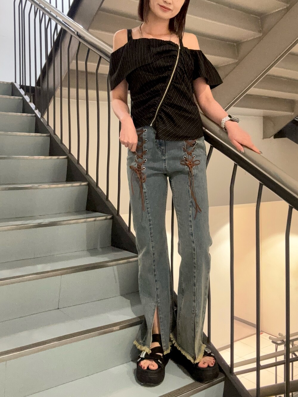 ブラック系のシャツ/ブラウス、ブルー系のデニムパンツ、ブラック系のサンダルを着用したレディースの夏コーディネートの6枚目の写真