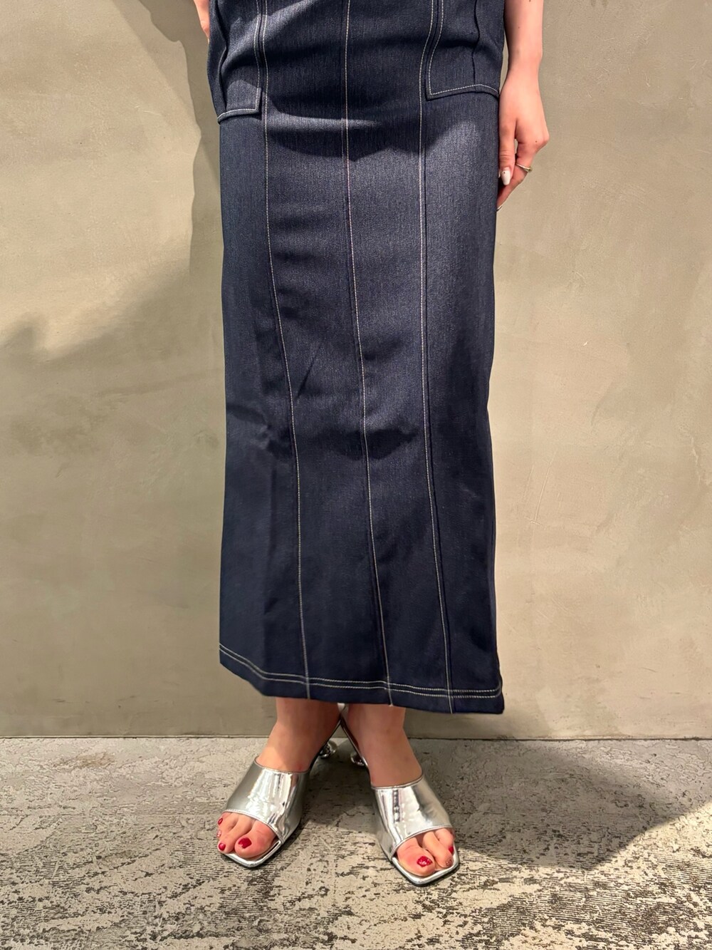 ブルー系のワンピース、ホワイト系のシャツ/ブラウス、ブラック系のショルダーバッグを着用したレディースの春コーディネートの7枚目の写真