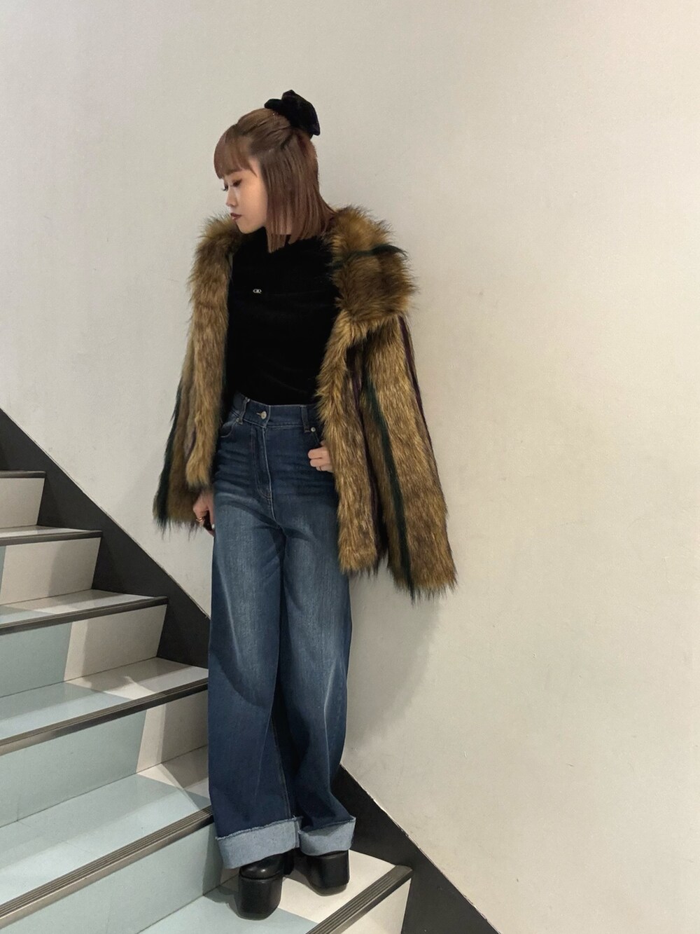 その他のその他アウター、ブラック系のブーツ、ブラック系のTシャツ/カットソーを着用したレディースの秋コーディネートの6枚目の写真