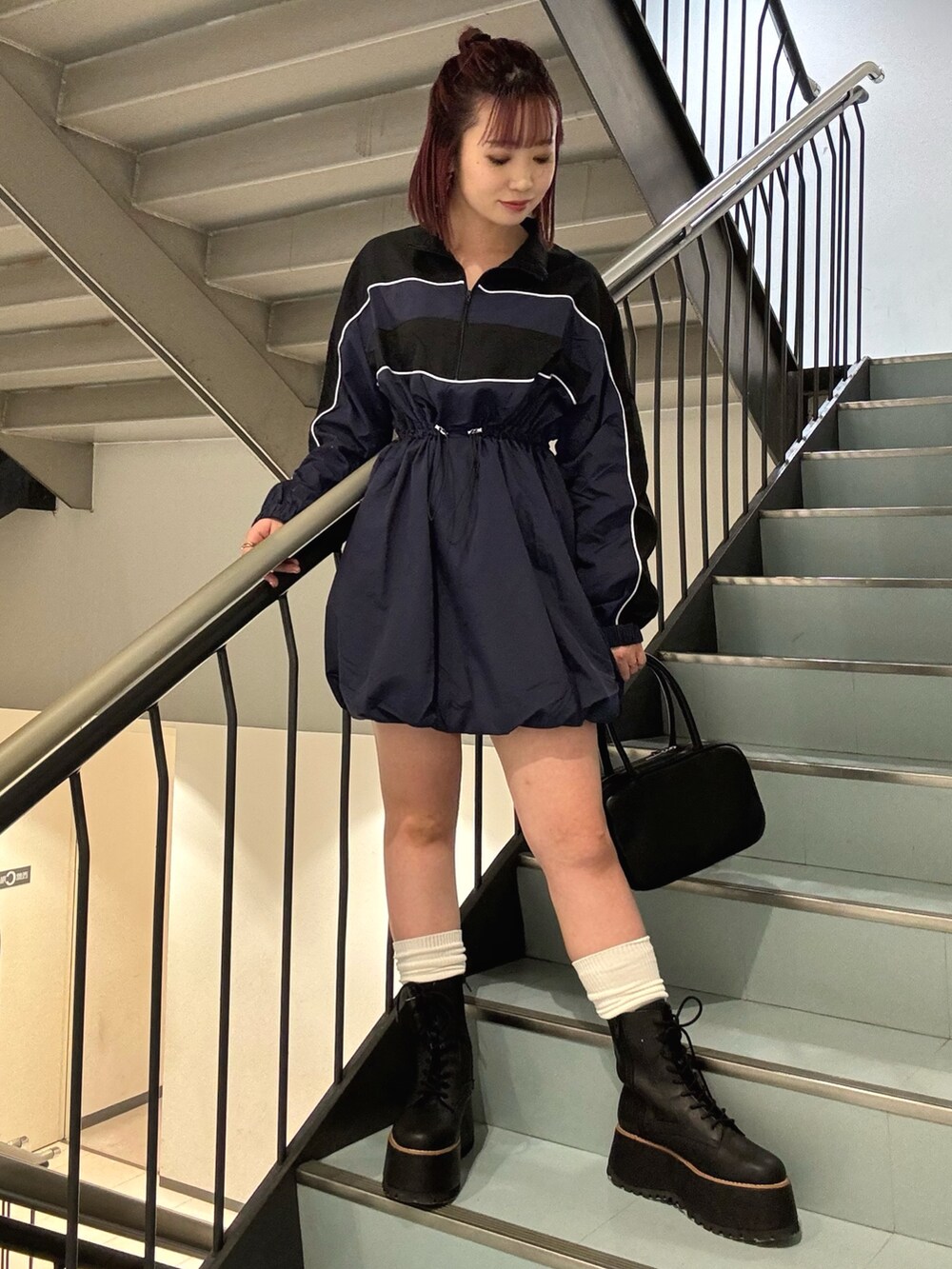 ブルー系のワンピース、ブラック系のブーツを着用したレディースの夏コーディネートの6枚目の写真