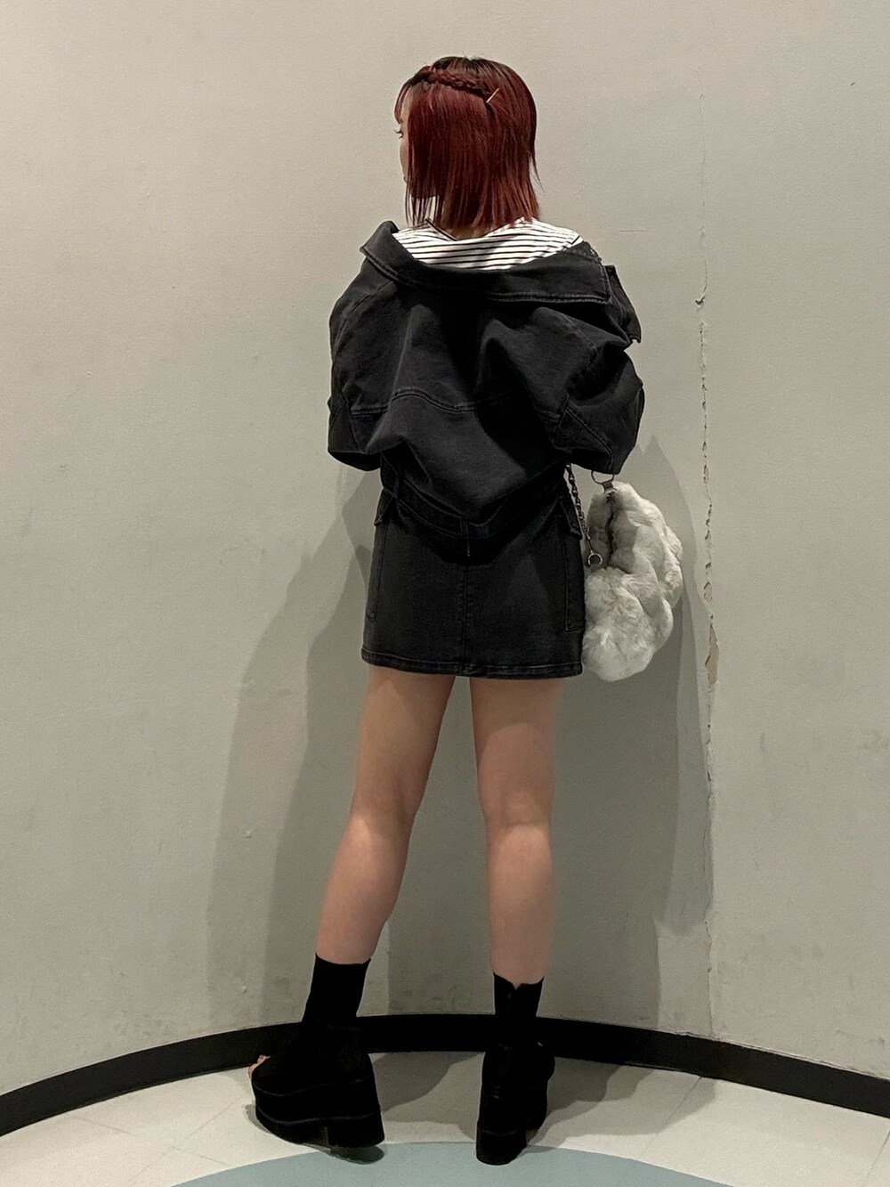 ブラック系のスカート、ブラック系のデニムジャケット、その他のTシャツ/カットソーを着用したレディースの夏コーディネートの3枚目の写真