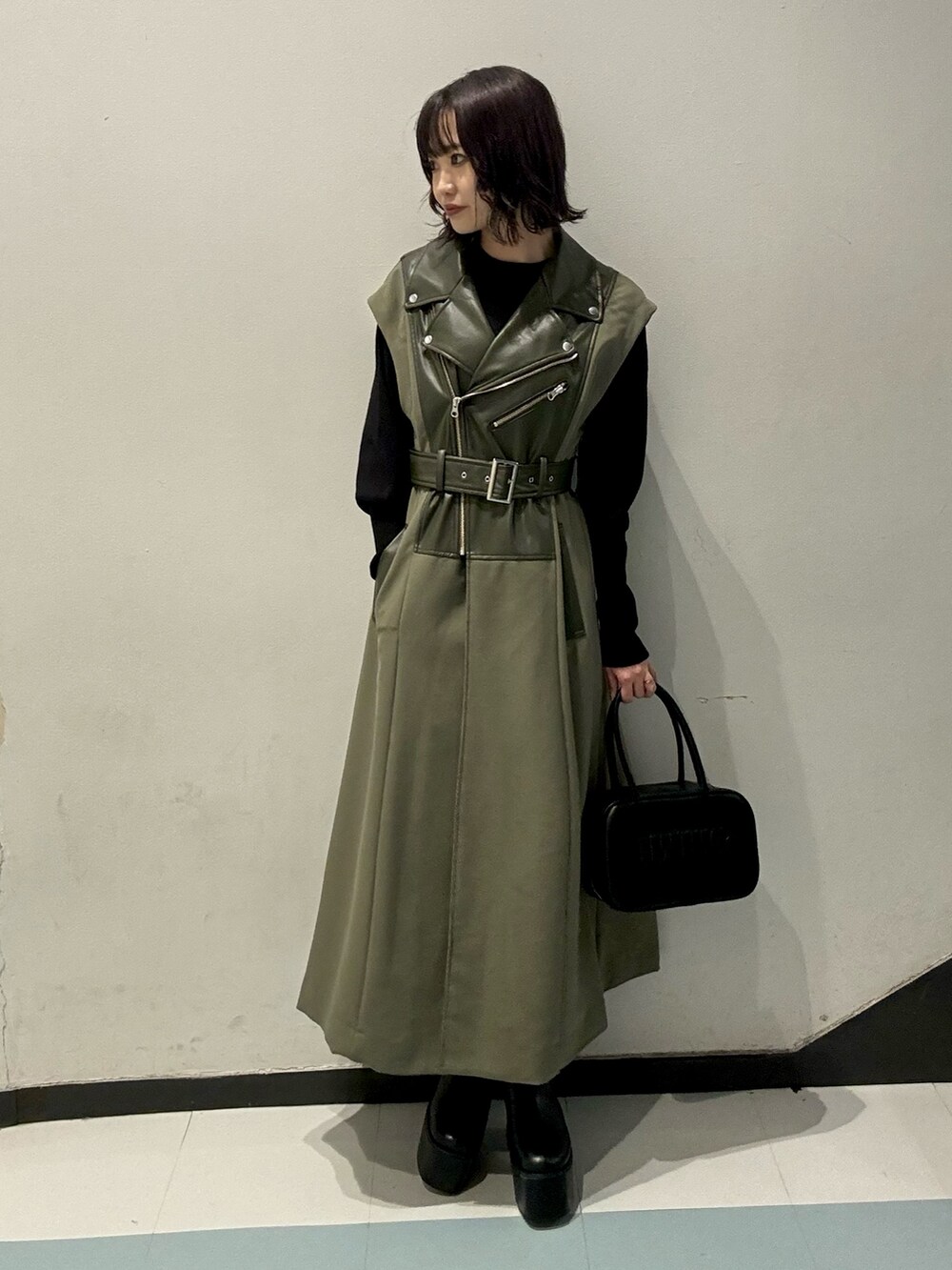 ブラック系のニット/セーター、グリーン系のその他アウター、グレー系のその他パンツを着用したレディースの秋コーディネートの5枚目の写真