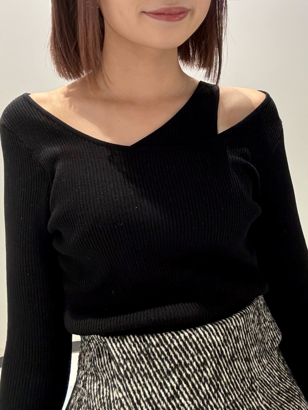 その他のスカート、ブラック系のブーツ、その他のテーラードジャケットを着用したレディースの秋コーディネートの5枚目の写真